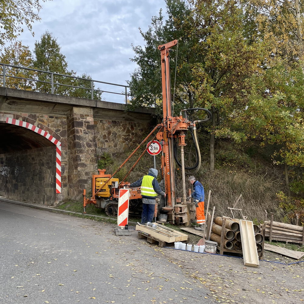 Baugrunderkundung mittels Kernbohrgerät an einer Eisenbahnüberführung in Narsdorf